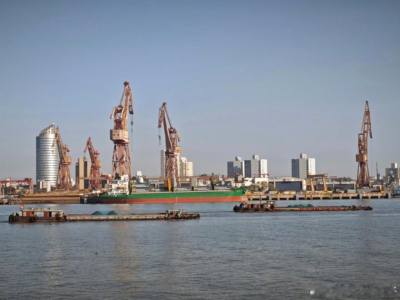 海军最新推出的集装箱货轮武库舰。这玩意用现有货轮改装，吨位适应性好，五万吨以上都