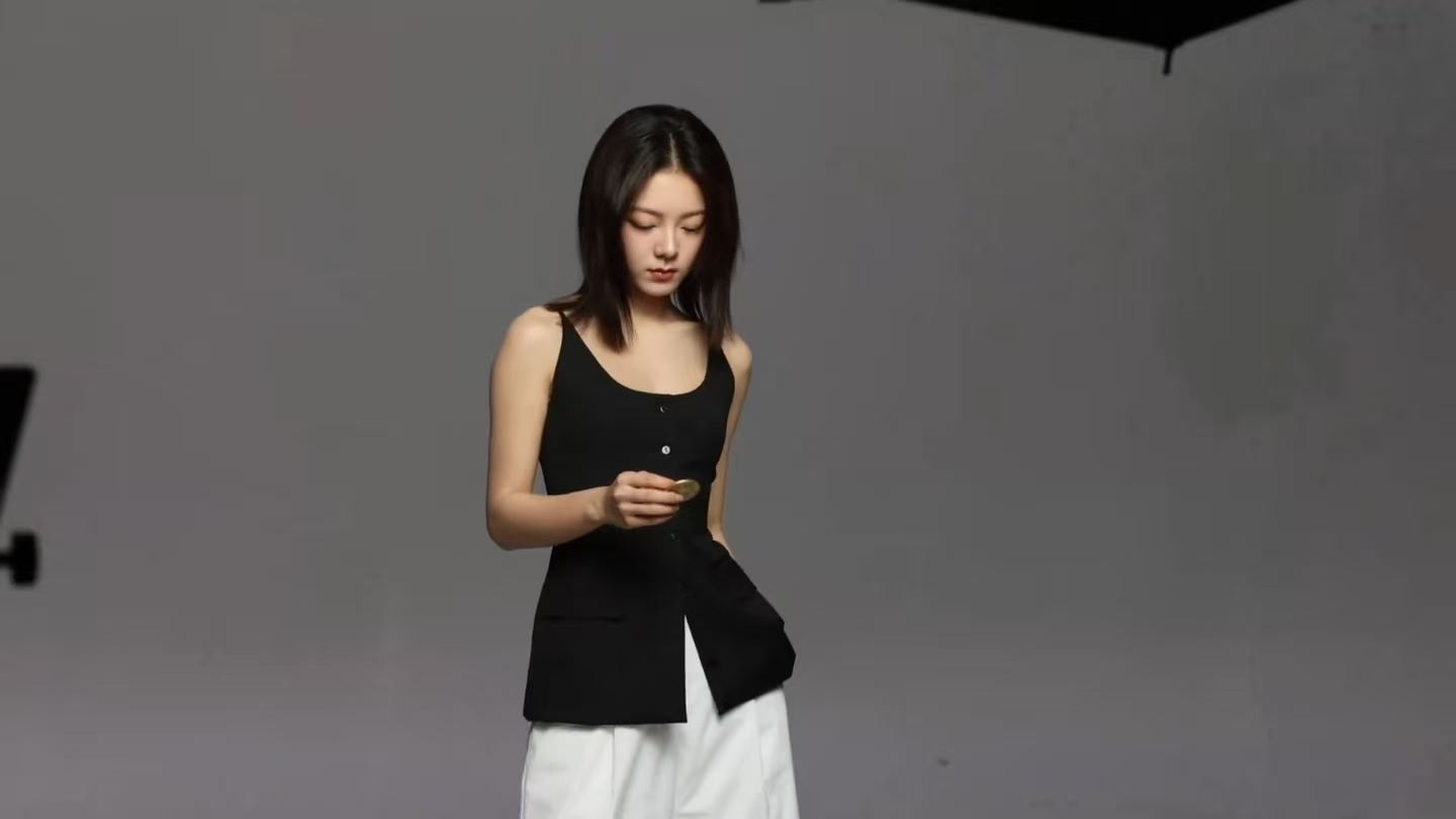 赵今麦解锁全新品牌身份解锁崭新品牌身份，赵今麦搭档茶百道咖啡，品味一杯咖啡的简单