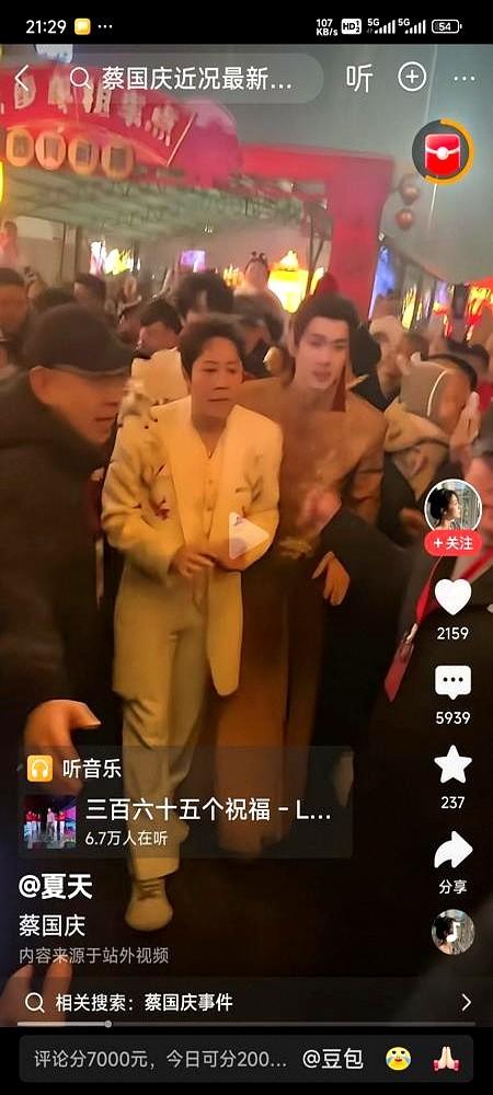 董文华63岁站C位，这事儿真炸锅了！最近谷建芬老师90岁生日聚会，北京老字号