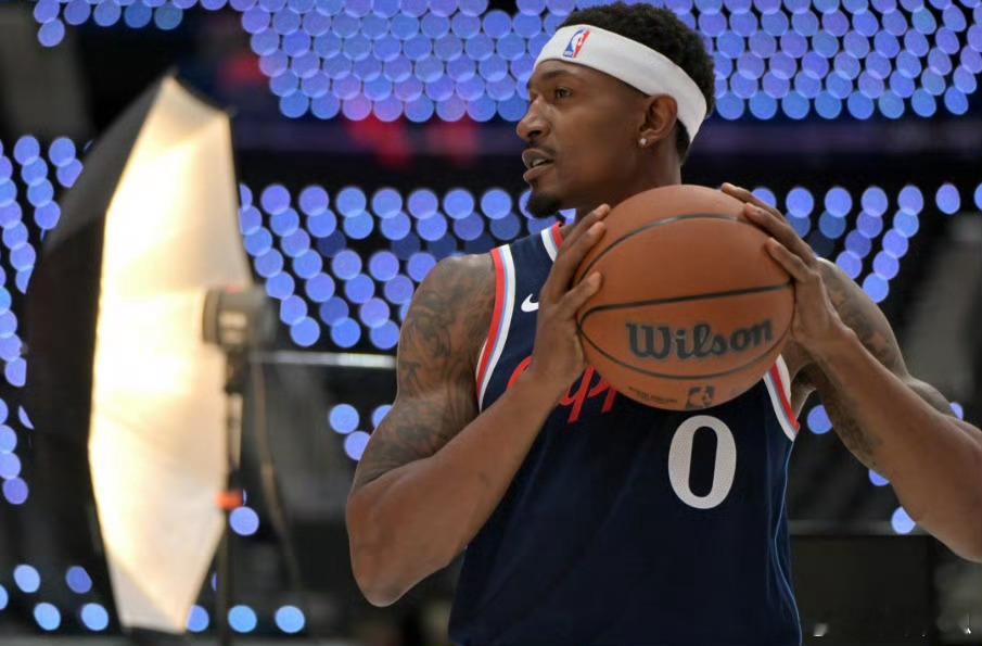 快船126-124险胜鹈鹕。赛后，比尔接受了采访。比尔表示由于上场时间限制，他很