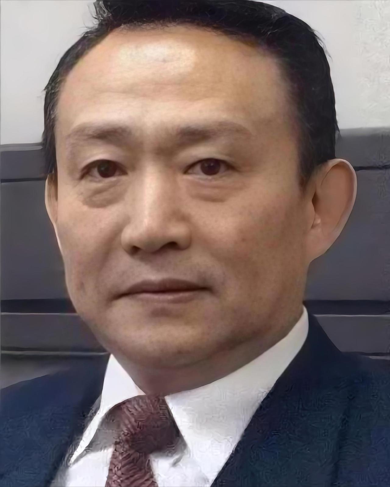 郎咸平曾直言，卢麒元十年如一，叩问制度缝隙，预警万亿财富外流的暗涌风险。卢麒