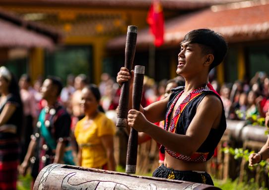 60万人的佤邦，几万武装力量，靠什么撑起来？答案简单到可怕：全盘“复制”邻国！