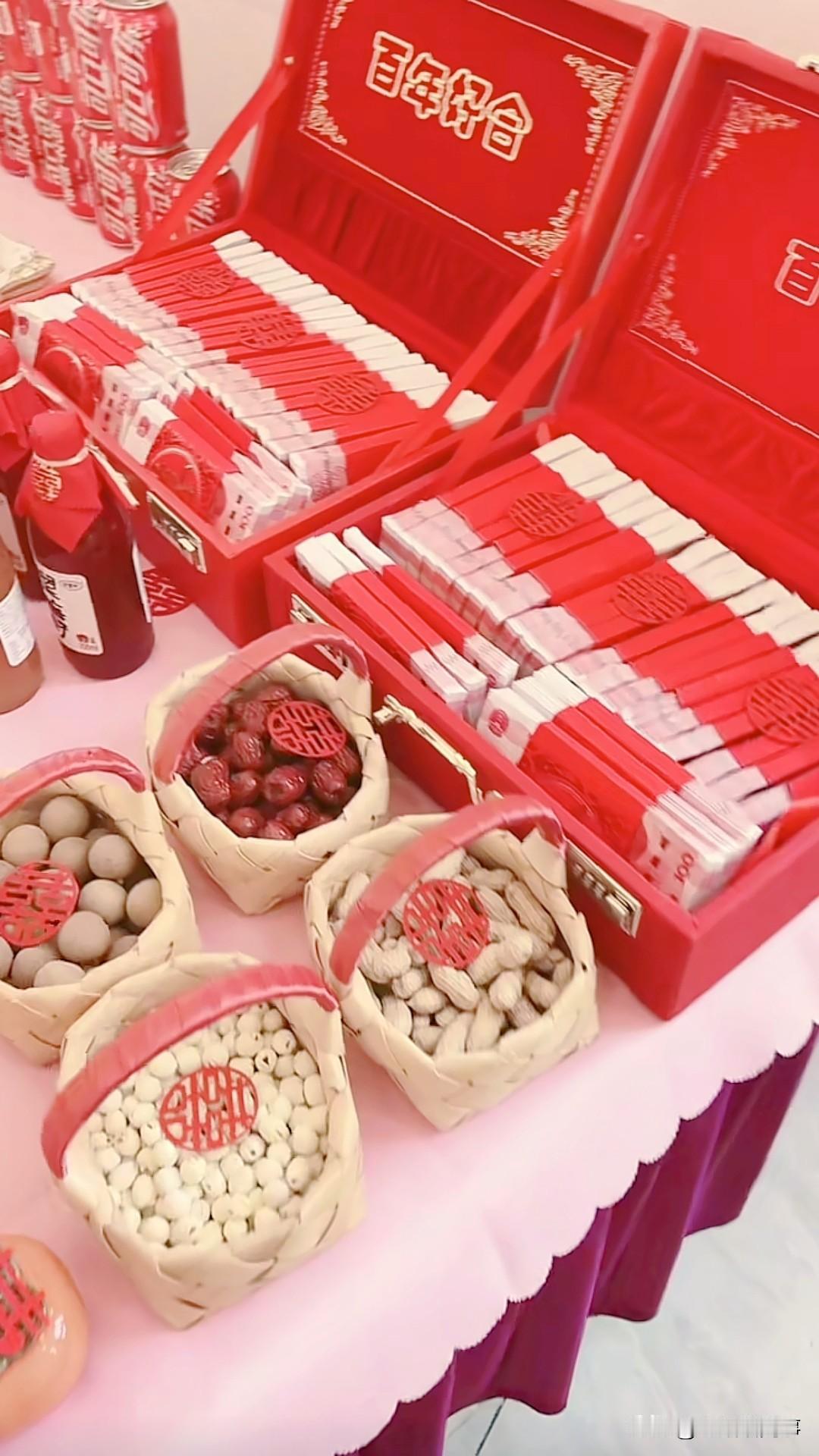 表弟昨天订婚了，他今年31岁，前年才考上教师编，一块儿进去的7个人有4个女孩，当