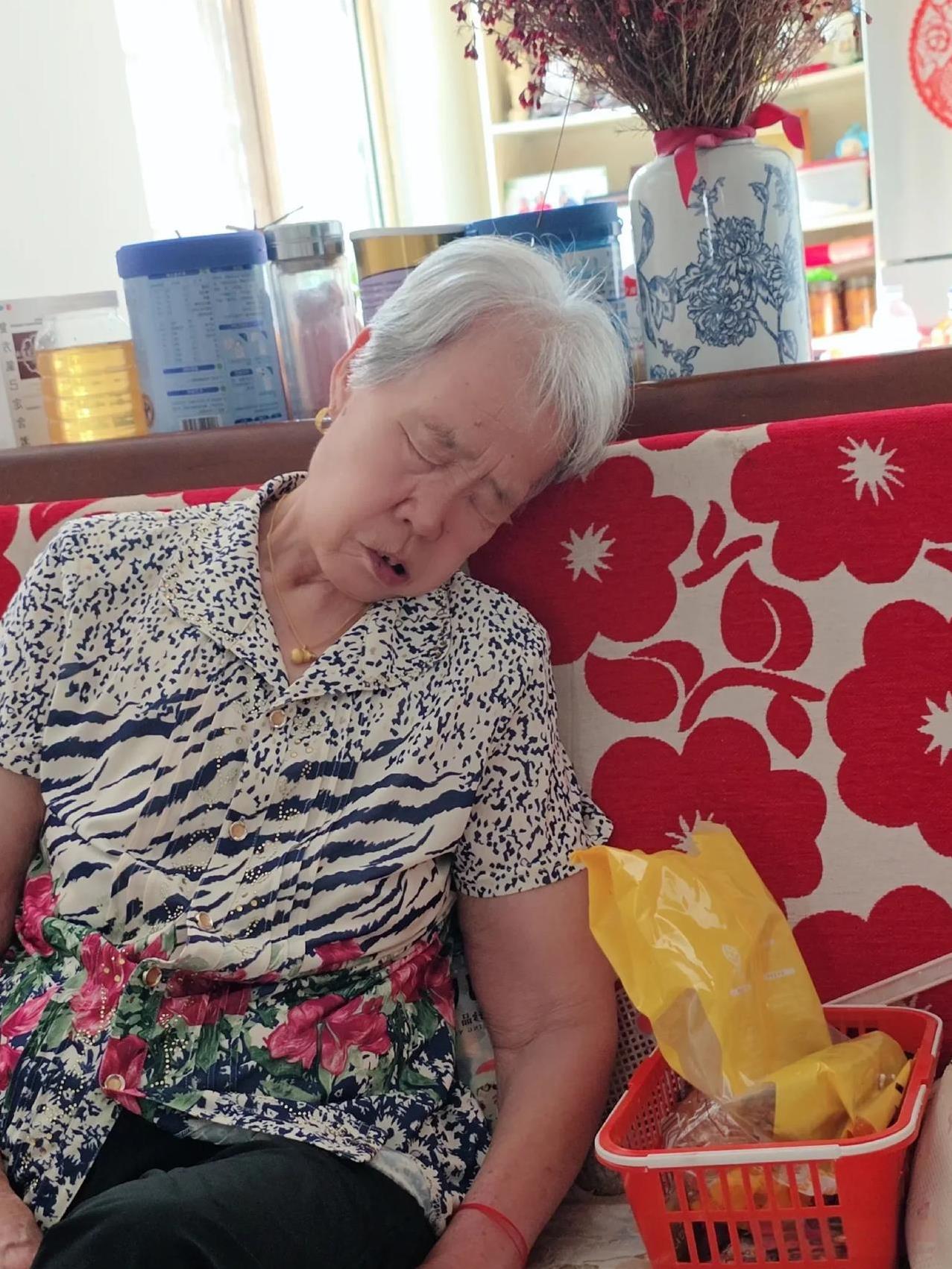 我知道老娘晚上失眠的原因了……老人真跟孩子一样，说睡着就睡着。早上冲好鸡蛋茶，