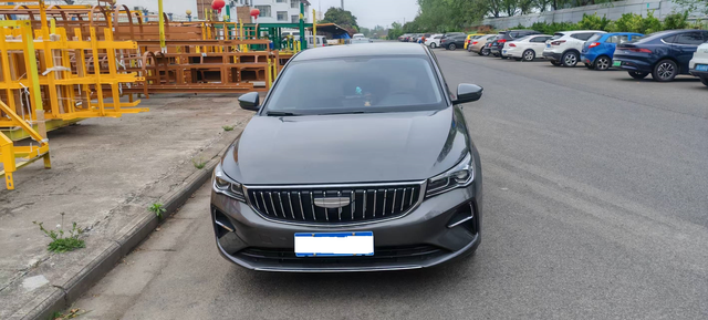 国民轿车帝豪帝豪这车属于真的长在了我的审美点上，设计还是偏向稳重，给人感觉这种