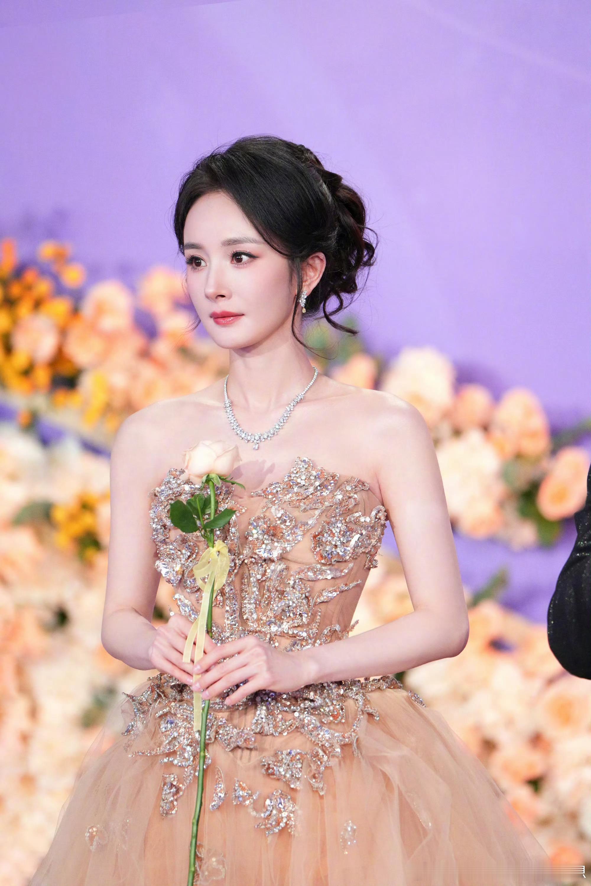 咪咕星鲜事杨幂妈幂只是静静坐在那里就散发着光芒，沉溺在眼神中的温柔恬静～