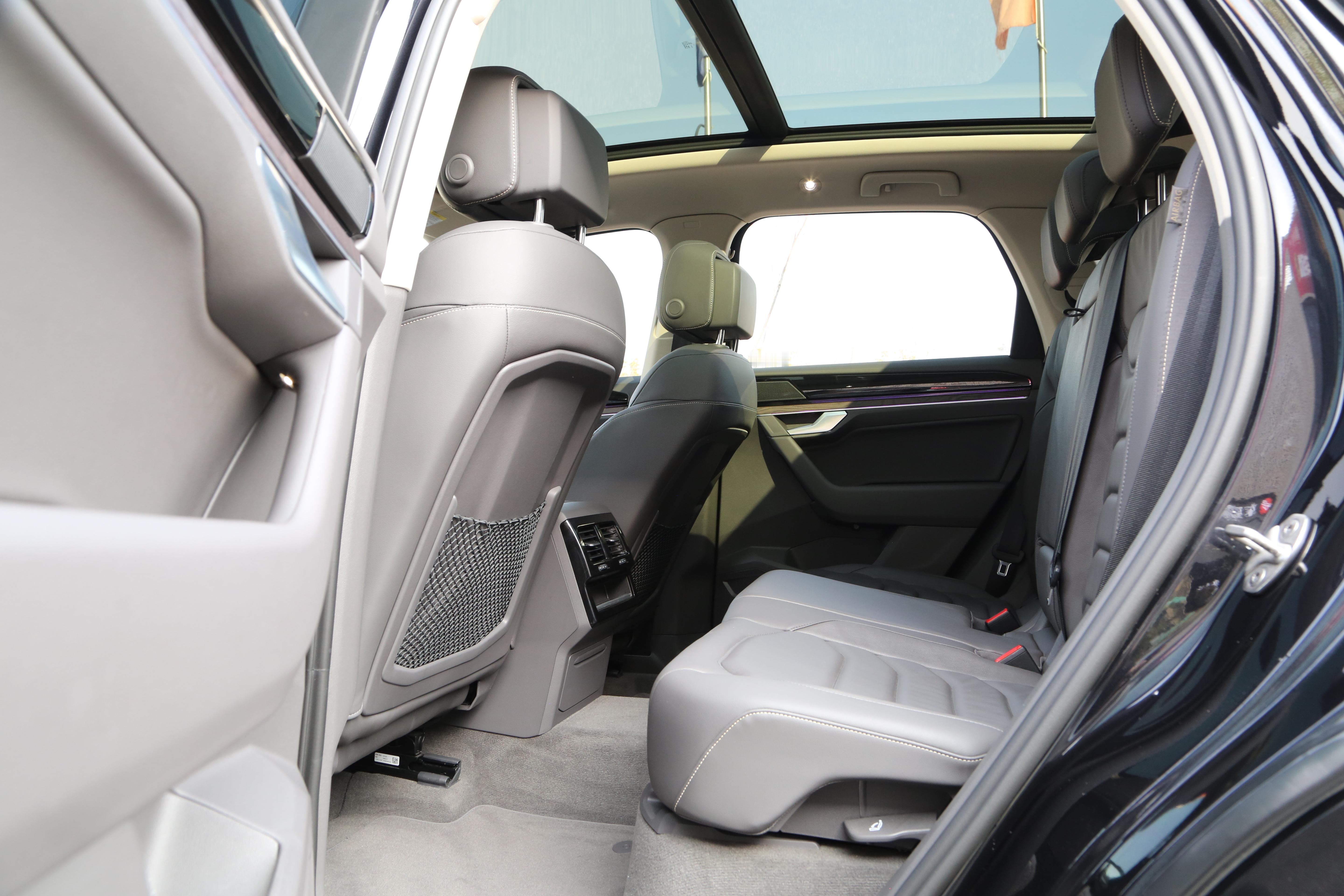 大众途锐3.0T耀黑版，仅3.2万公里，0事故0理赔还贴了隐形车衣，指导价67.