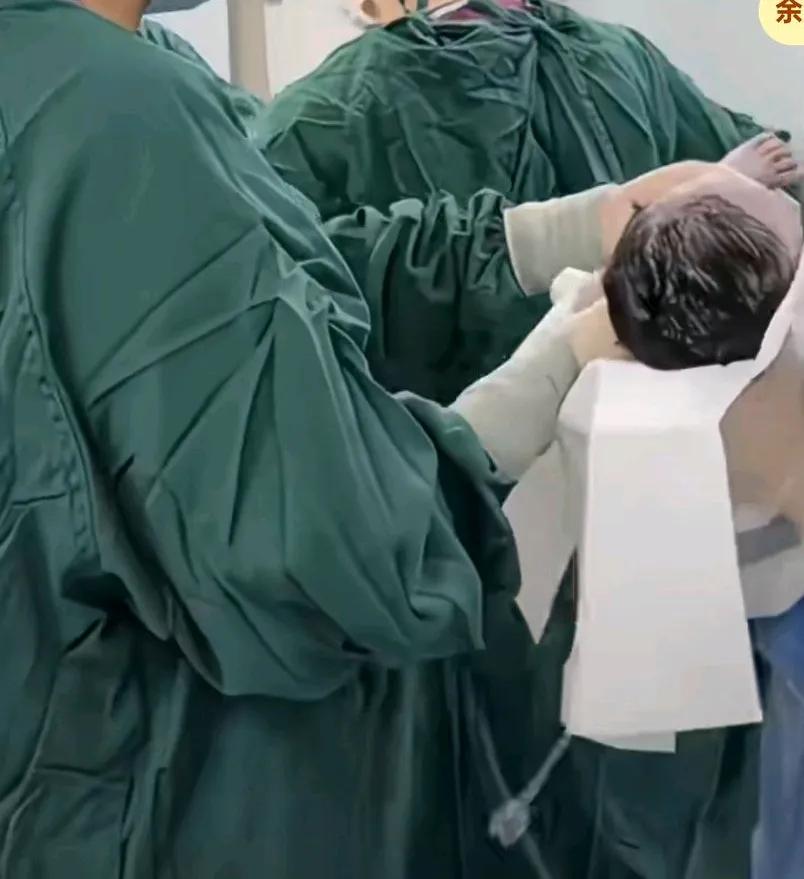 38岁高龄产妇生下二胎儿子，出生第二天，月嫂喂奶导致窒息，一去医院抢救20多天了