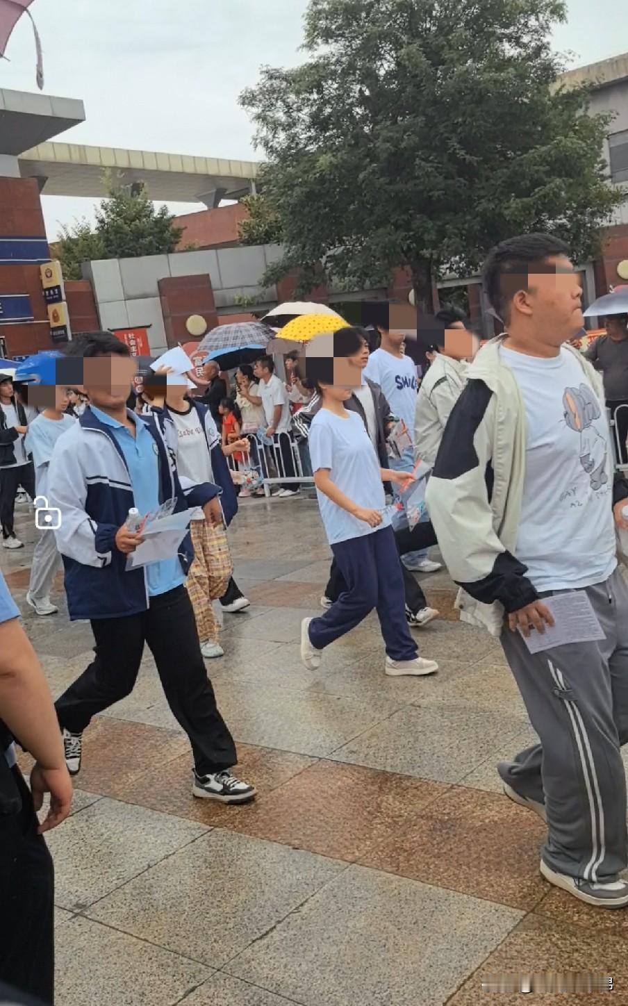 不管考的怎样，都是珍贵的人生经历，人生有千百种活法，有千万条路通向罗马，自信，从