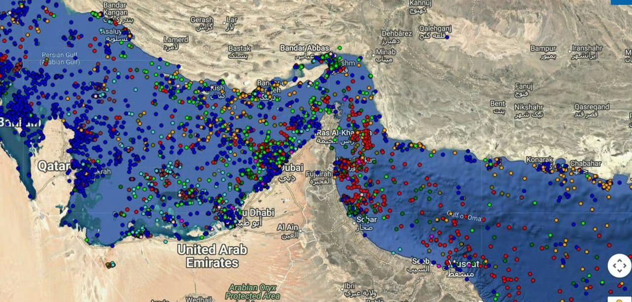 这回玩大的了。路透社报道伊朗伊斯兰革命卫队海军通过甚高频无线电宣布，禁止所有船
