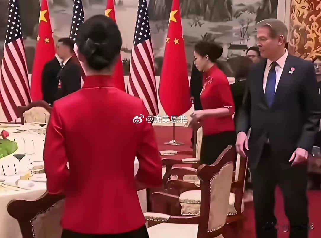 国宴上这些服务员很淡定的穿着得体，落落大方不管旁边是官员还是商界大佬你们聊你们的