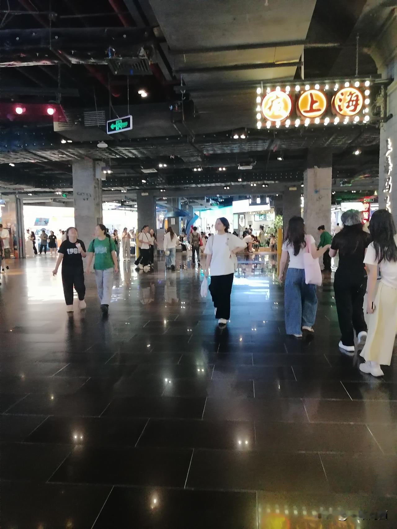 广州体育中心地下商城的“夜上海街”太绝了！就在一号线体育中心地铁站D3出口。这可