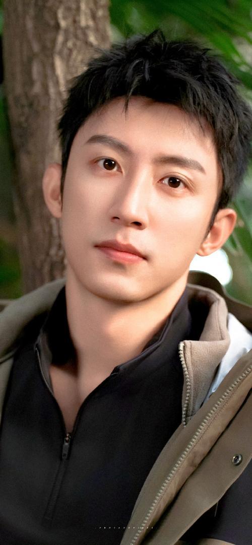 都说黄景瑜是军三代，可谁知道，这个上甘岭英雄的亲孙子，16岁离家，第一份工是在烤