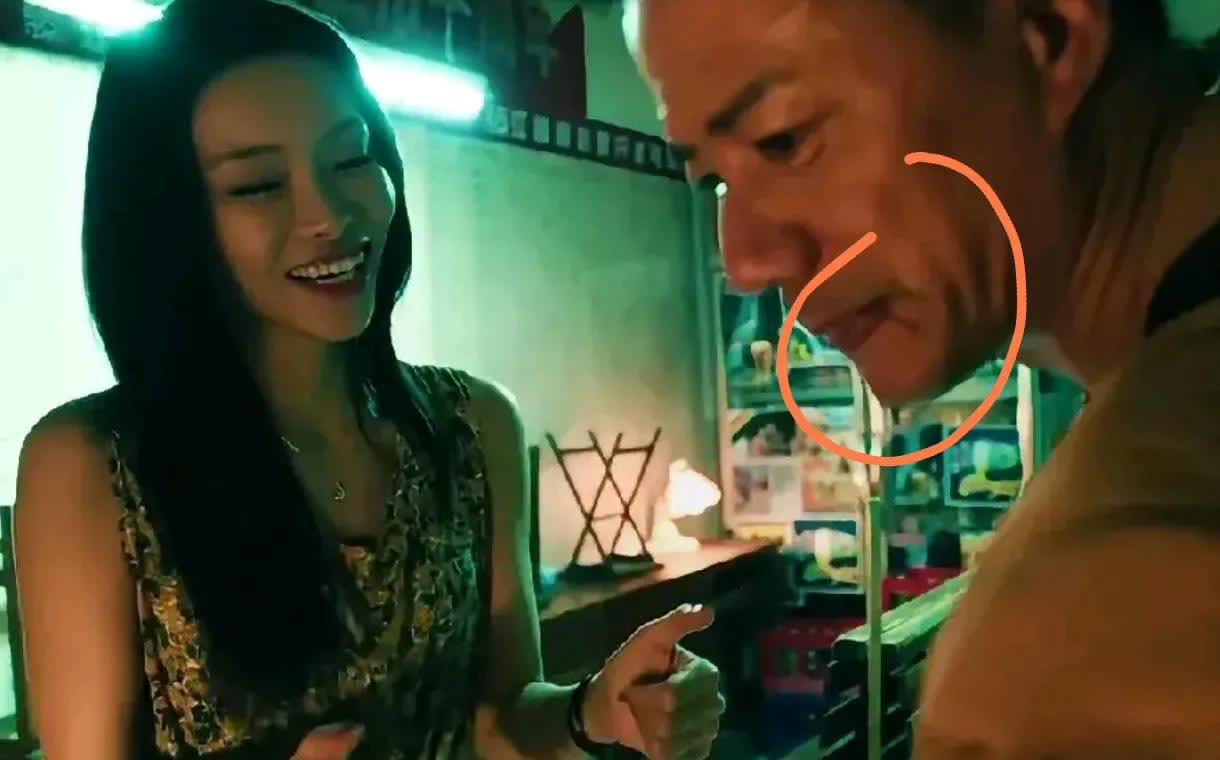 段奕宏的牙到底塞了多少渣子？《扫毒风暴》里，段奕宏饰演的林强峰去找哑女买彩票