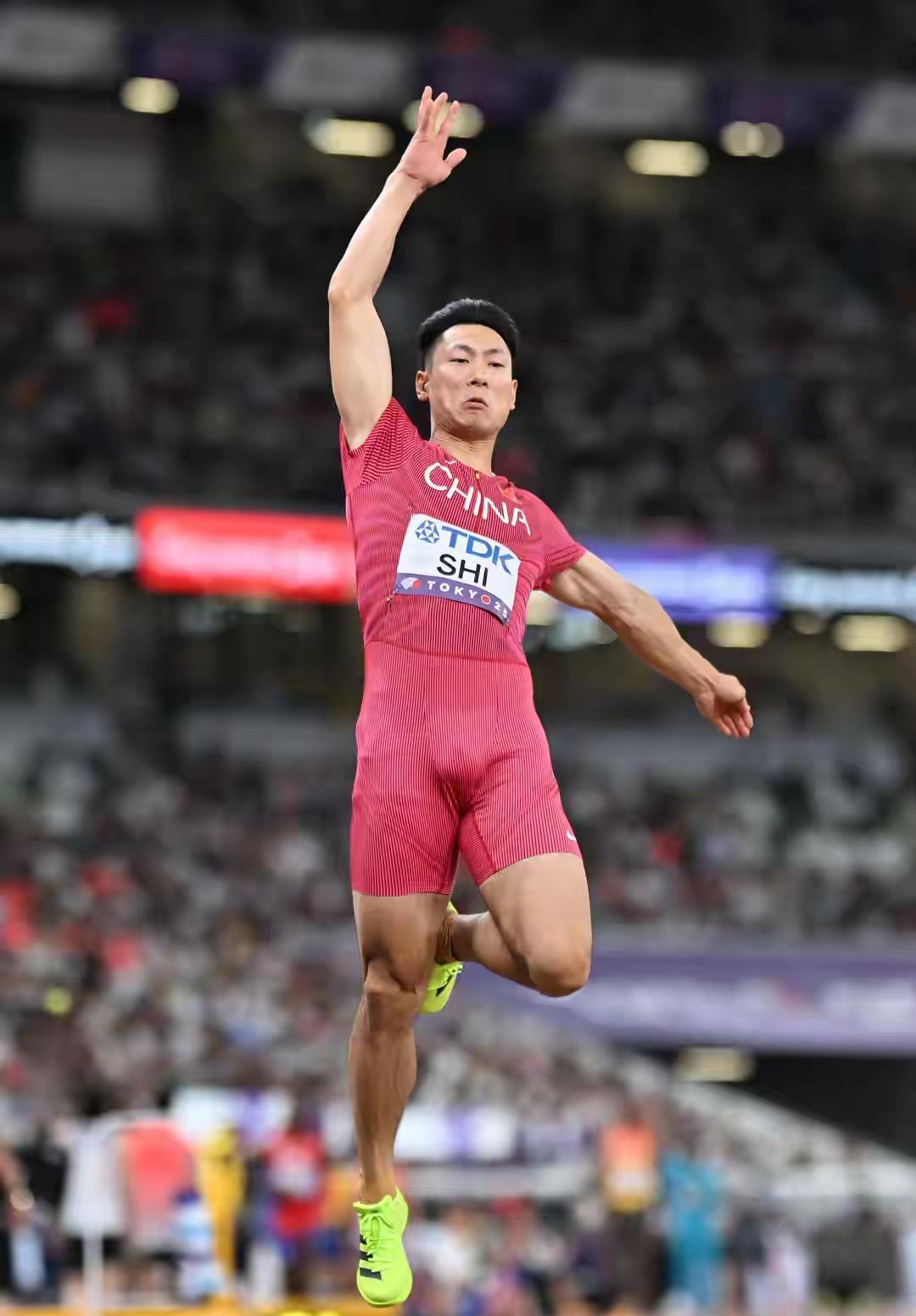 东京田径世锦赛男子跳远资格赛，中国队三位选手出战，石雨豪和张溟鲲分别跳出8.08