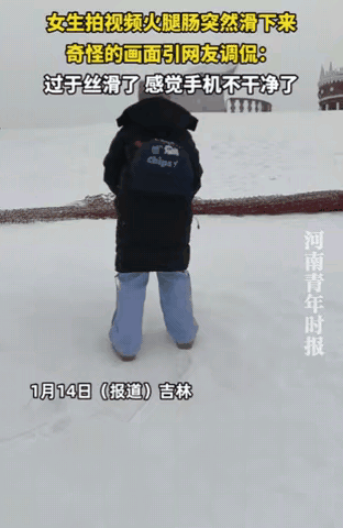 万万没想到！吉林一女生跪雪地拍视频，本想拍大片，没想到，一根火腿肠，突然从女生的