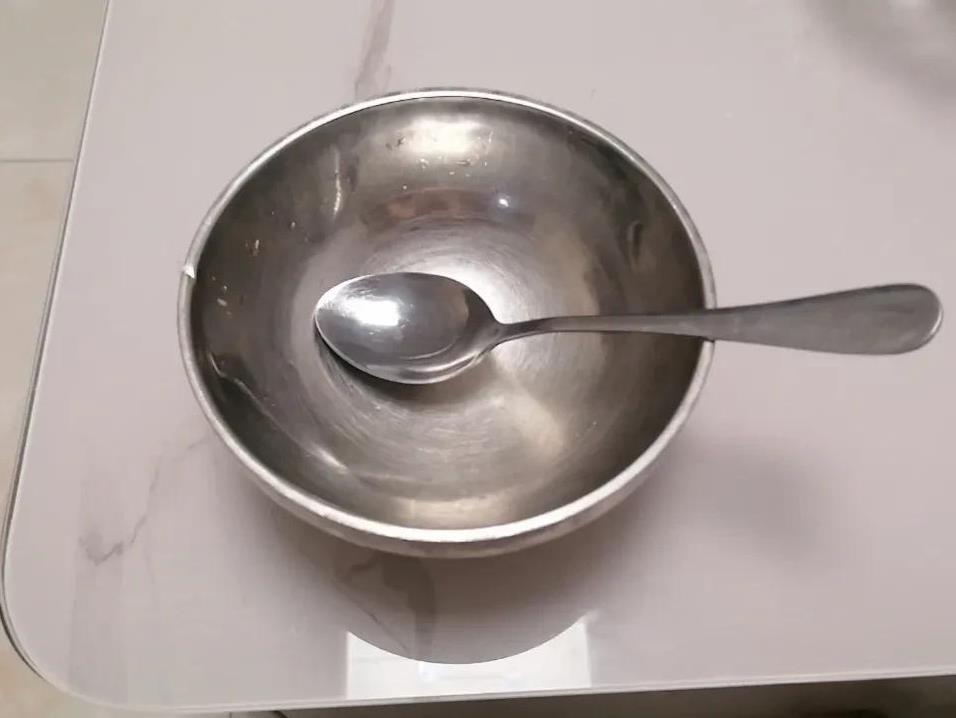 儿子吃完晚饭，非要吃石榴，自己不会掰，让他爸爸给掰，他爸不给掰，说石榴太大了还得