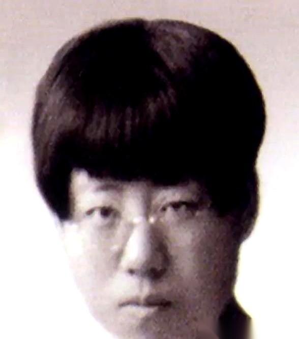 1940年，她干了件大事。带着6个孩子，跟后来的开国大将肖劲光，离了。在那个