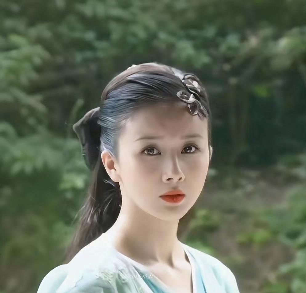 已婚女明星突然活跃要么准备复出，要么就是离婚了，只是没想到孙菲菲两样都占了。