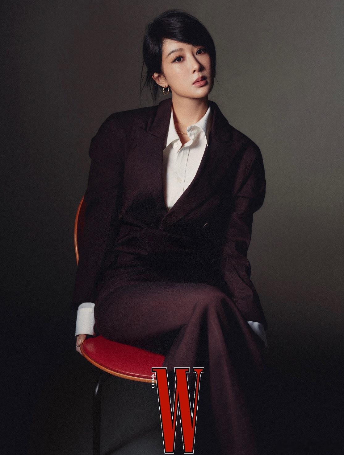 杨紫W中文版演员专题大片杨紫投身表演的初心在于“氛围”。一群人全身心投入创