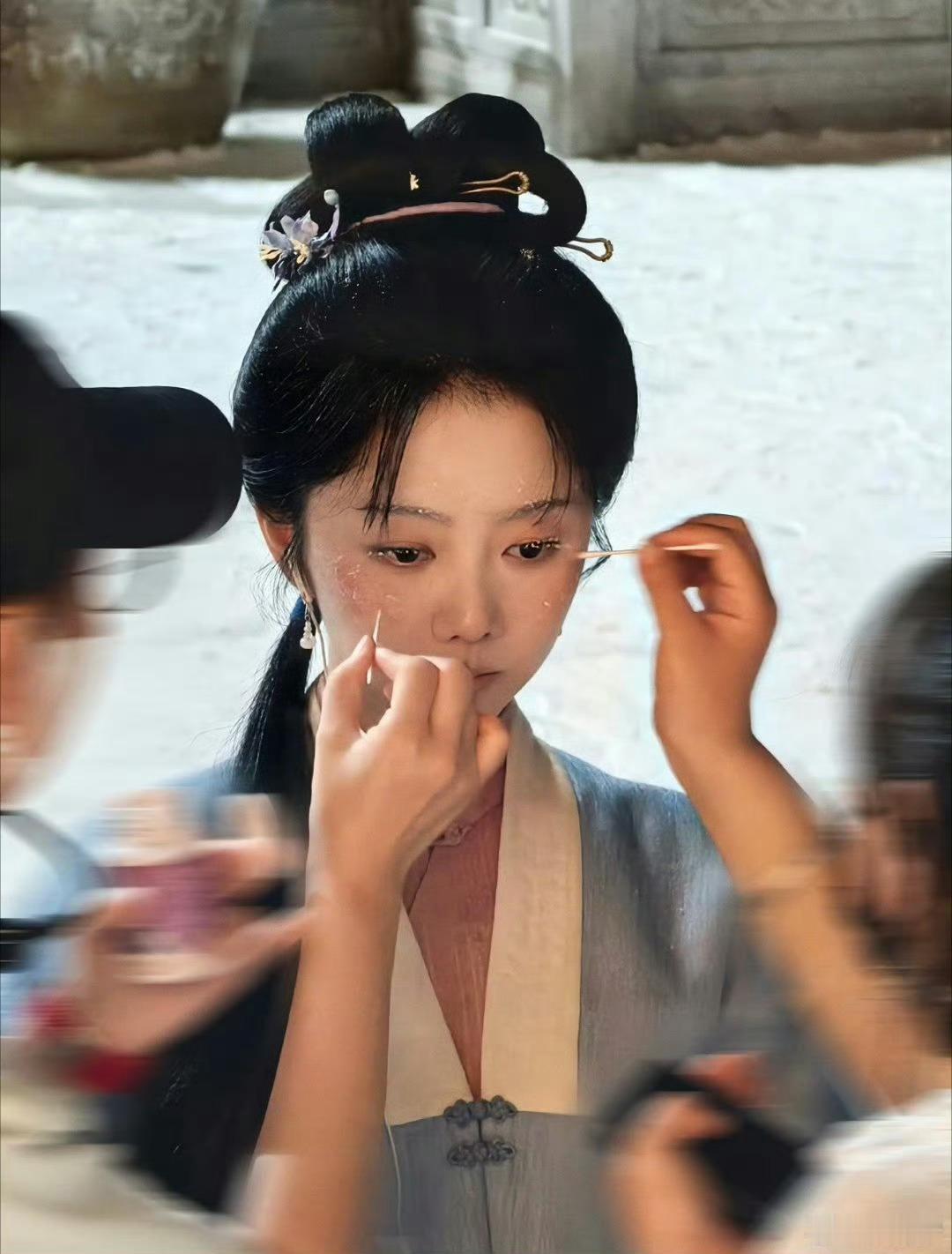 谭松韵这次拍戏，化妆师往她脸上扎了6.7个小时的针……但不是做医美，是在排汗！《