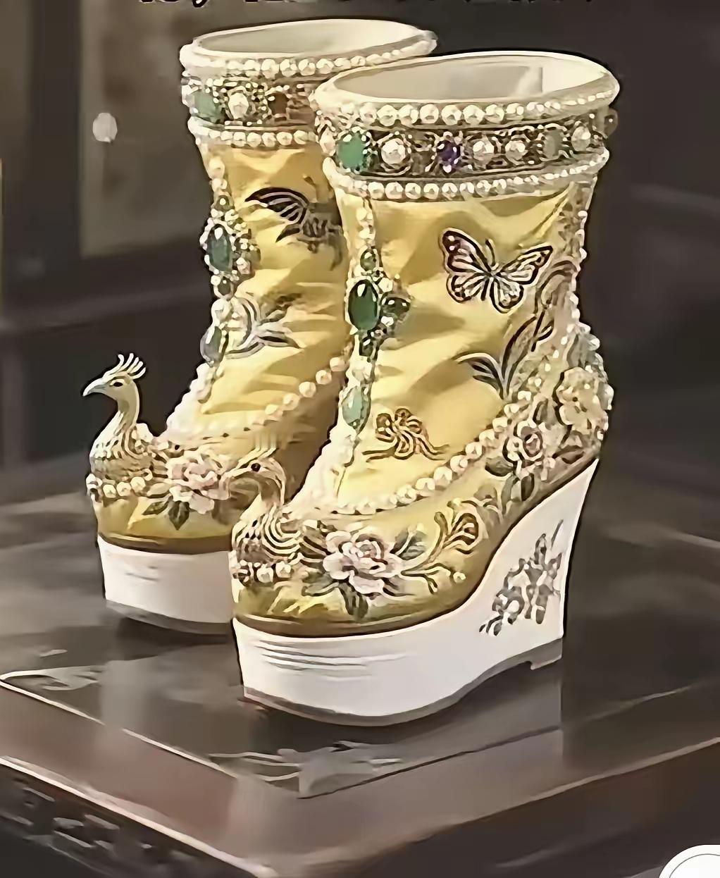 说大清灭亡怪慈禧奢侈，以前我还半信半疑，看到这双鞋我信了。这鞋是袁世凯送慈禧的生