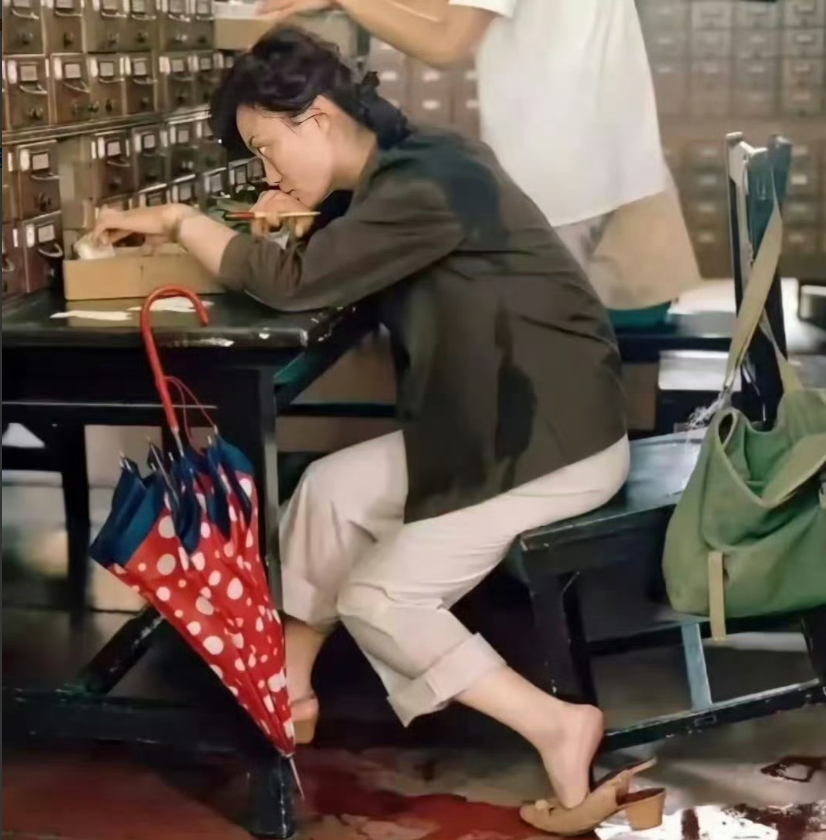 80年代，一位女士在图书馆使用卡片检索，寻找自己喜欢的图书，这种方式你有印象吗？