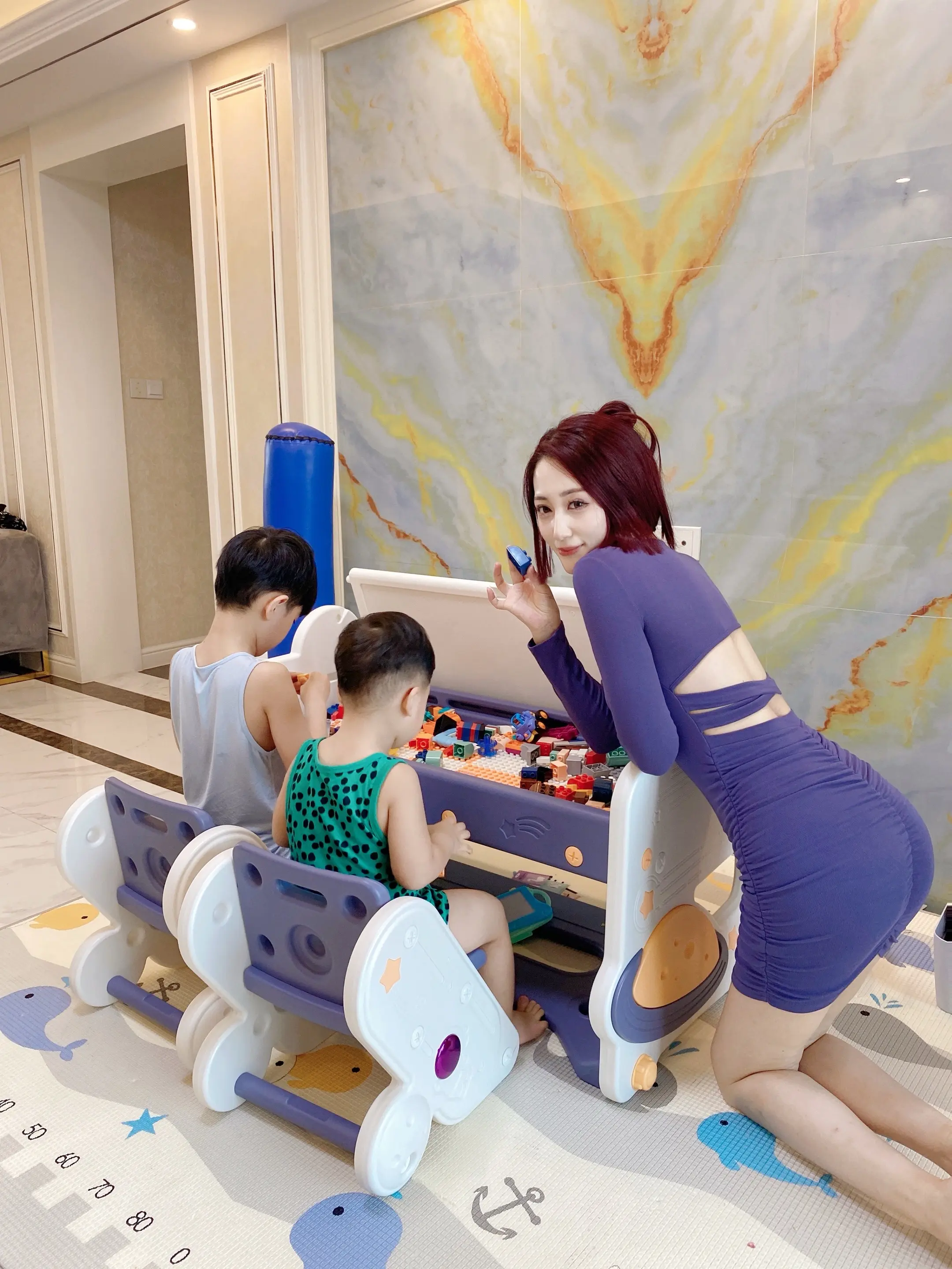 没错，是生了四个儿子的妈妈，也是全网最辣的中年美少女，不接受任何反驳