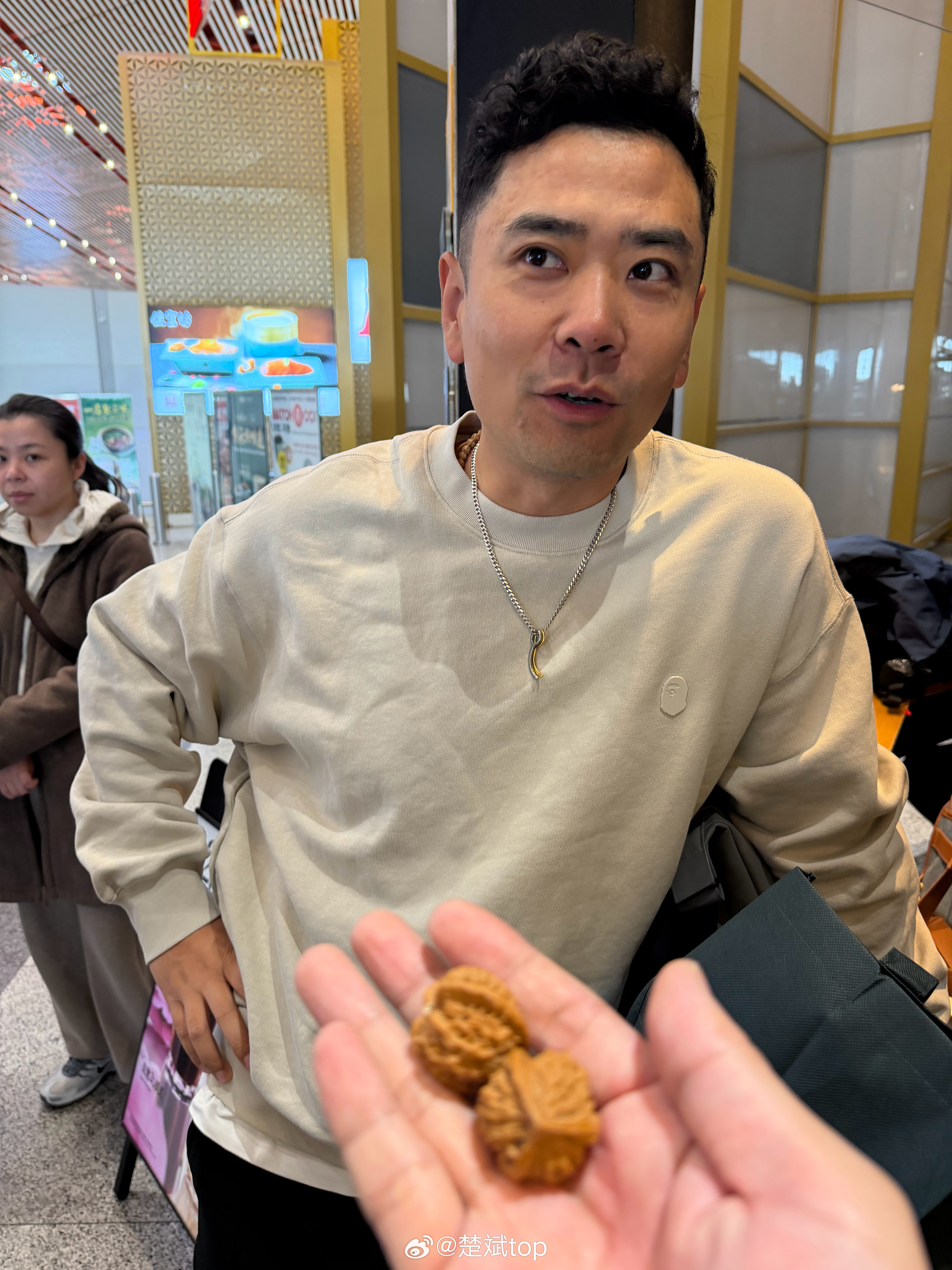 我现在给他两个核桃，他能叫我爸爸