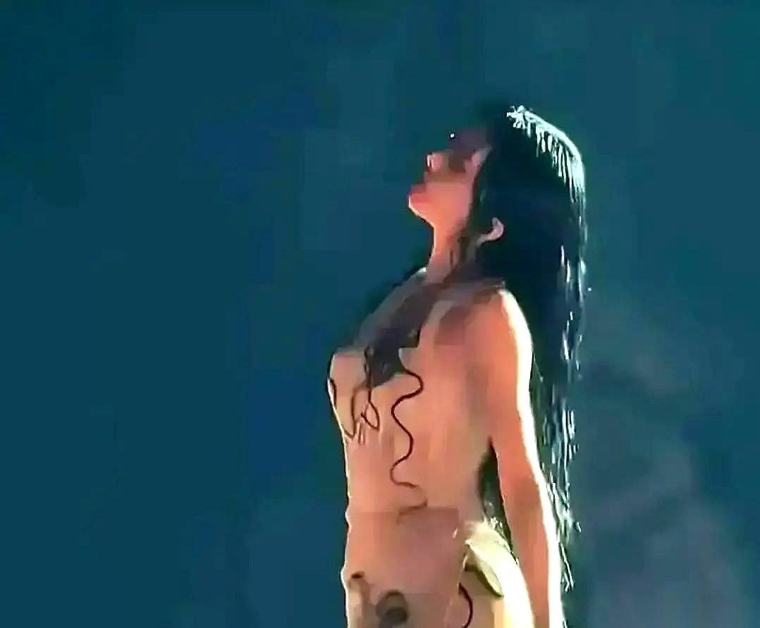 裤子当场崩开。就当着几万人的面，梁静茹演唱会上，热裤的线直接“龇”了。丁字裤