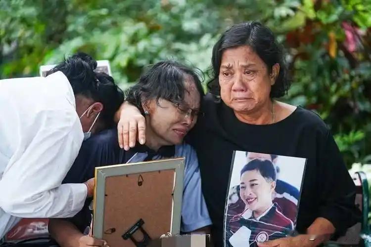 帕公主的后事确实是很体面，全国降半旗，是皇室人员最高级别的那一档，在几个月之前，