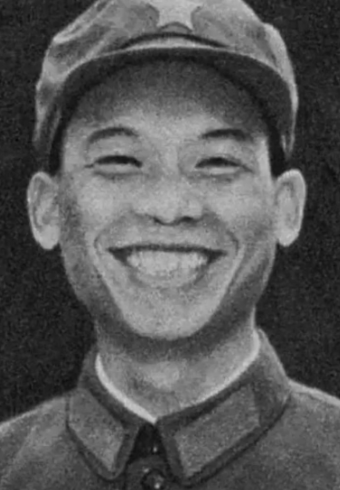 1979年，解放军一名走失的战士正在越南的农田里挖红薯，突然迎面冲过来七八名越军