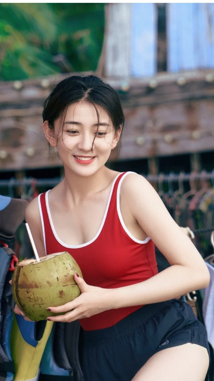 梁洁私服：红色吊带光脚丫，夏日少女感满满。