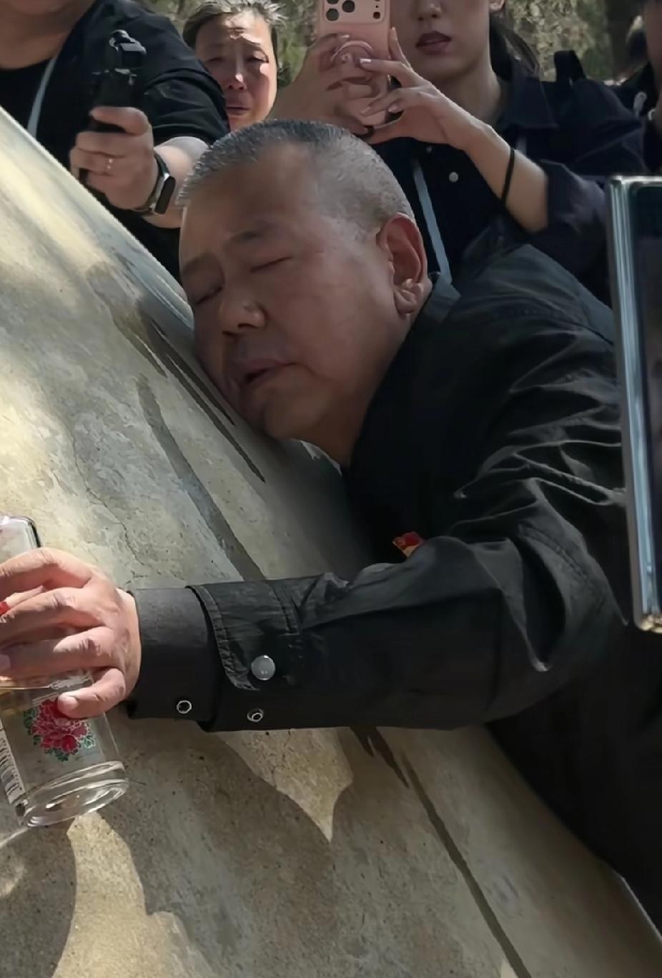 抗美援朝烈士陵园里，一名男子将脸贴在一块墓碑上，说出的一句话，让人听着瞬间泪目了