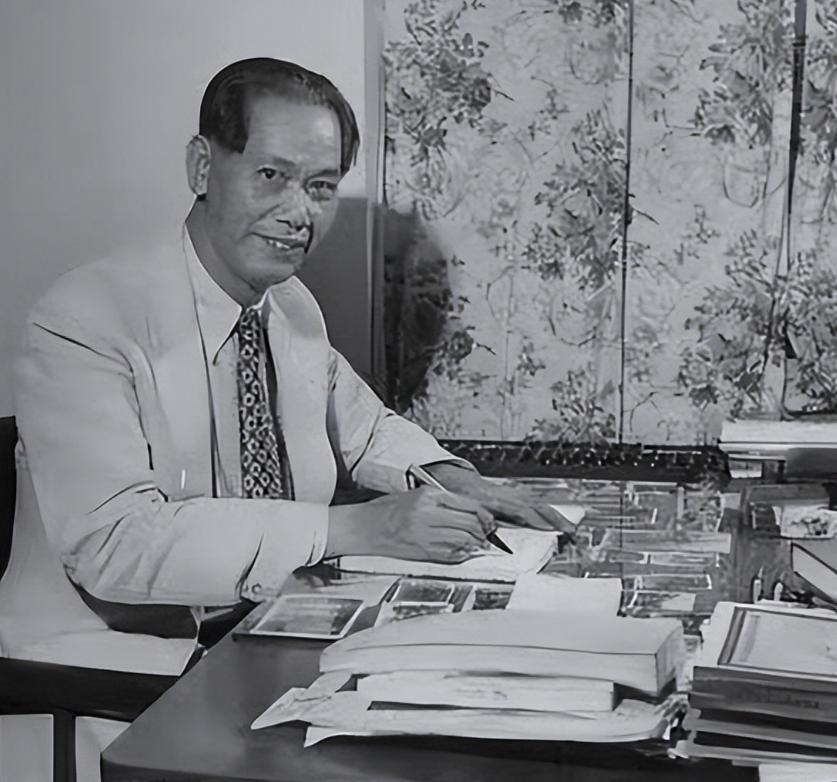 1934年夏，纽约港清晨的薄雾还未散去，一艘巨轮缓缓靠岸。甲板上，一位身穿灰