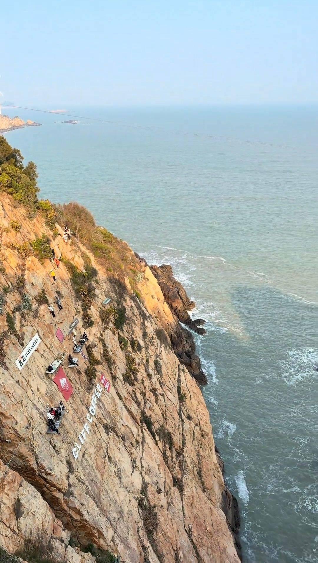 《“玩命”喝咖啡？福建悬崖店60米高空营业，网友吵翻了：刺激还是作死？》福建