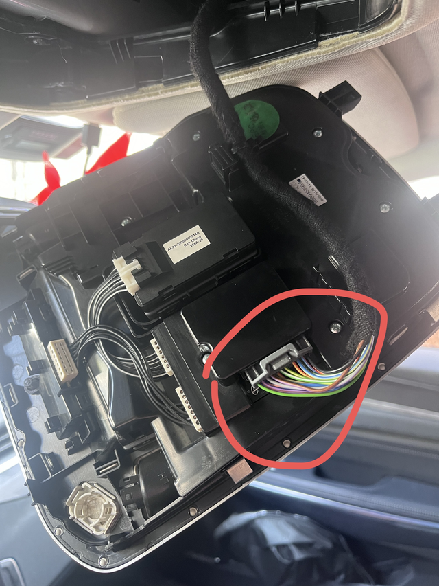 领克01气囊灯亮了各位大神，请问天窗面板画圈的那里怎么拆卸啊，我气囊灯亮了