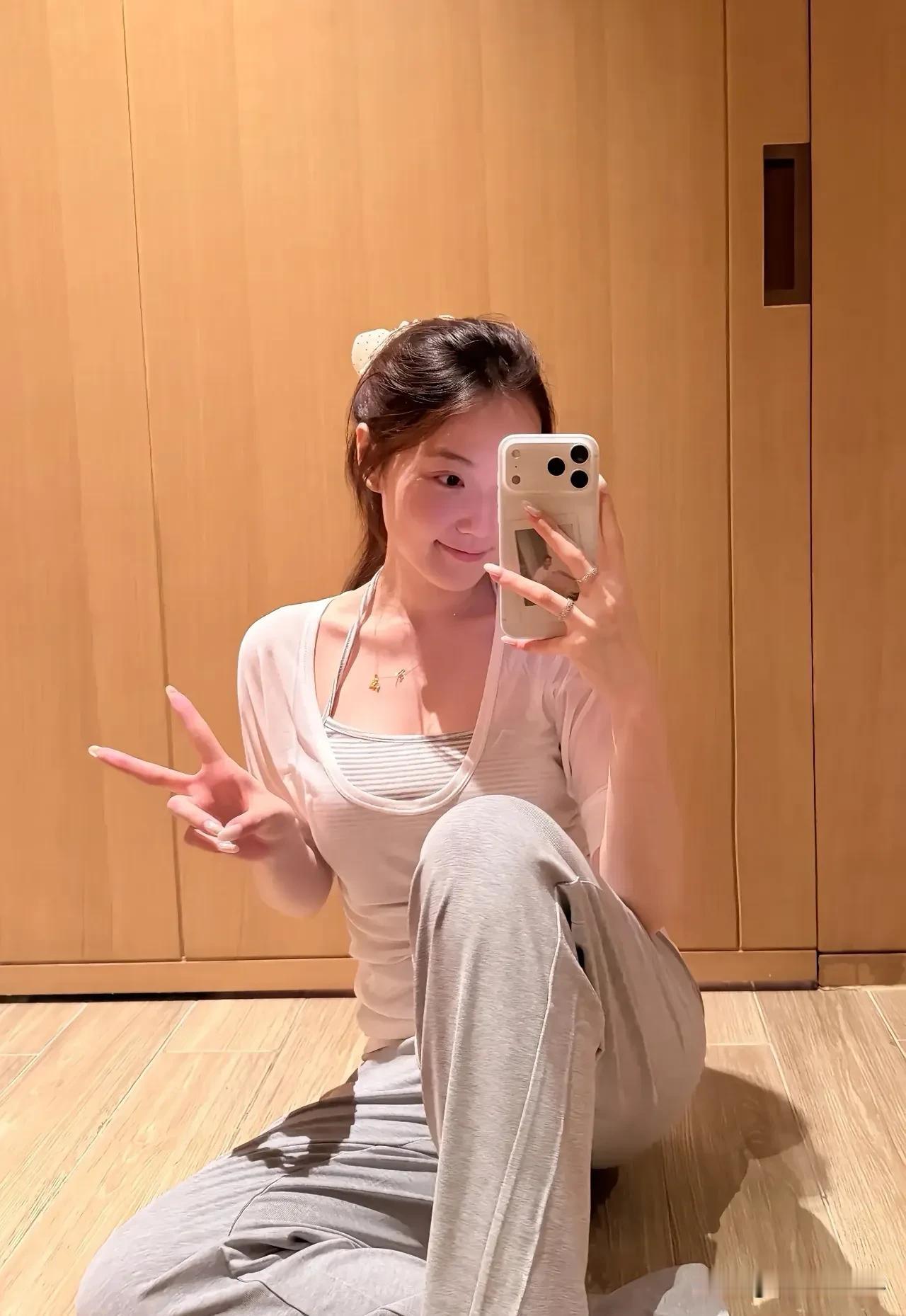 爱自拍的女孩，不只是镜头前的定格每一张照片，都是对生活的温柔告白——自