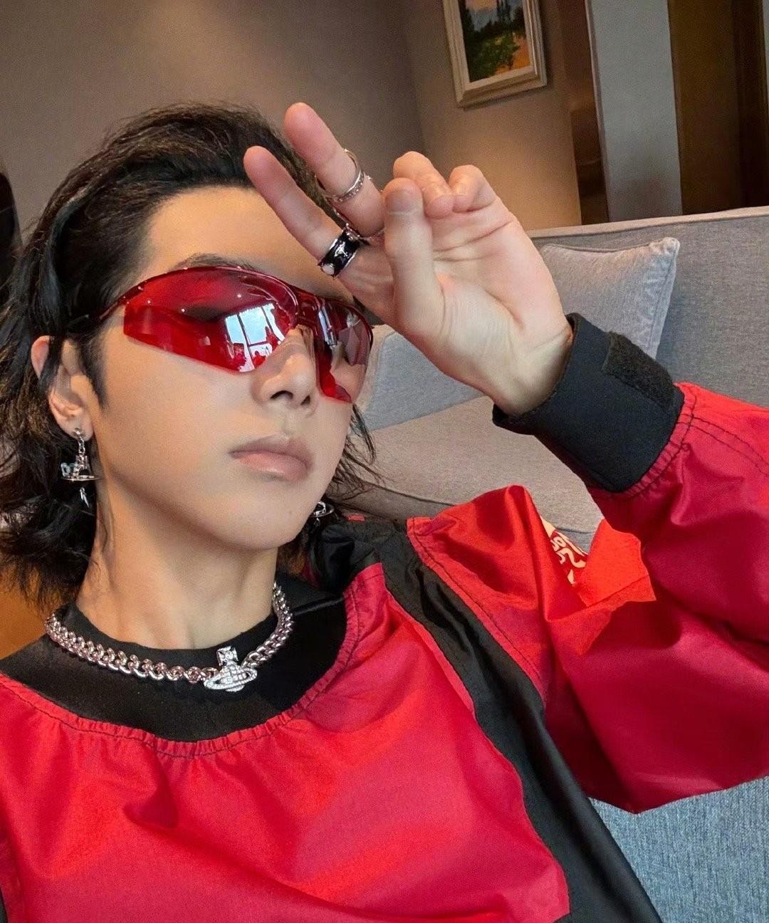现在才发现华晨宇乃真男人他红是有原因的能忍常人之不能忍，忍受舆论的压力，忍受