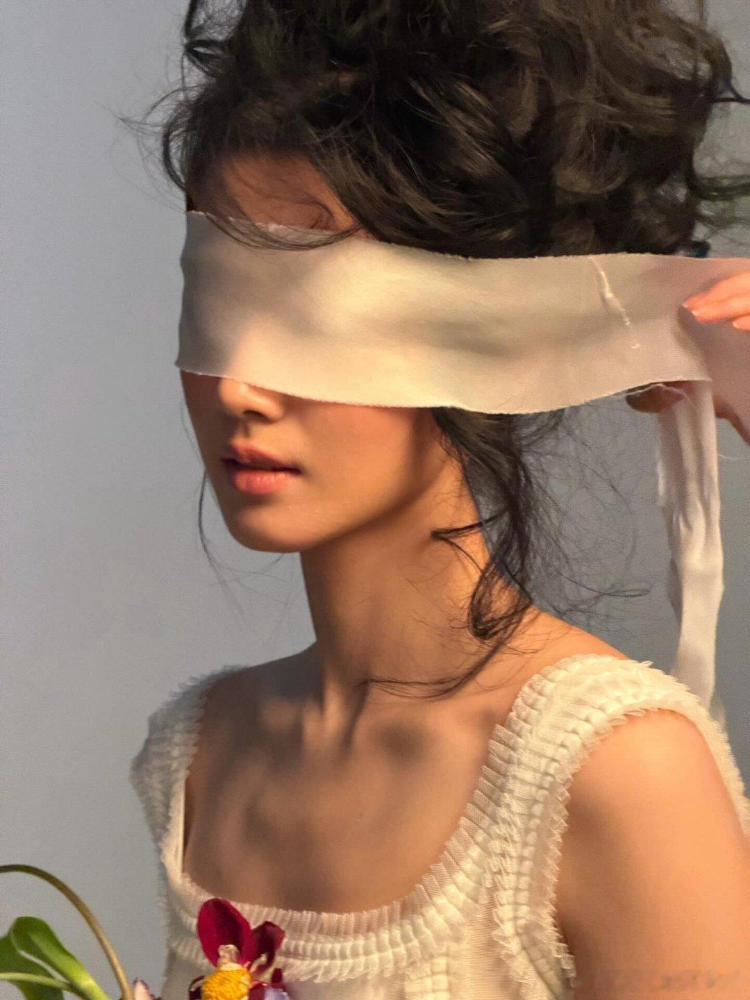 卢昱晓ins更新！这时尚表现力太强了吧卢昱晓‖