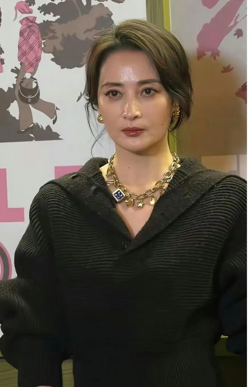 50多岁的蒋勤勤皮肤很油的感觉，颜值没问题真的很美，一点不老[赞]