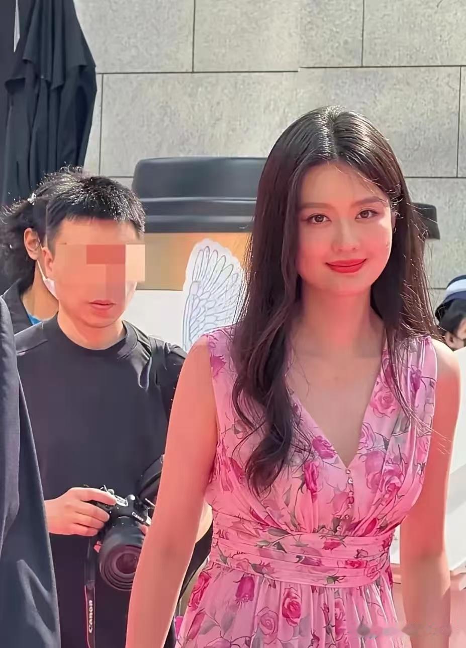 婚后的乔欣，这是幸福肥。我的妈呀，这脸型，发型和妆容，和女明星真的是一点也不沾边