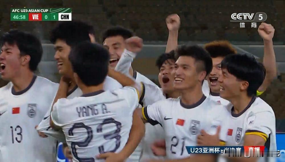 彭啸，第47分钟，头球一甩。这记角球，价值千金。中国队上半场控球占优，但