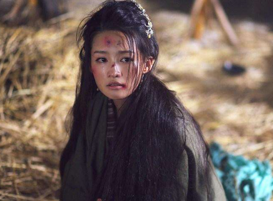 1127年，靖康之变后，宋钦宗的朱皇后被俘虏。行驶途中，她在一处野地解手时，不成