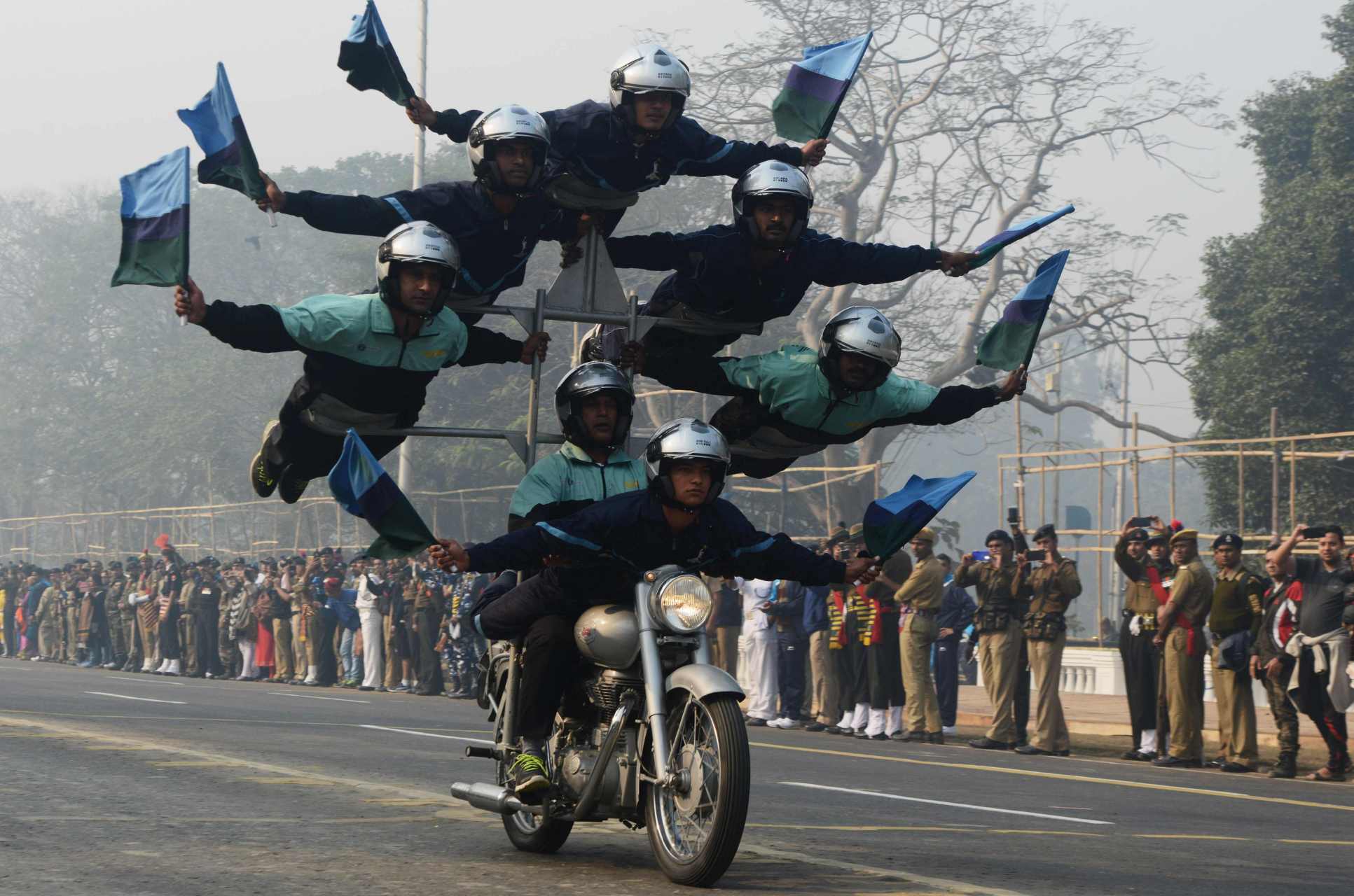 我同事说：你吃个饭能不能看一眼你的饭，怎么一直看手机，要不要我喂你啊？感觉你吃个