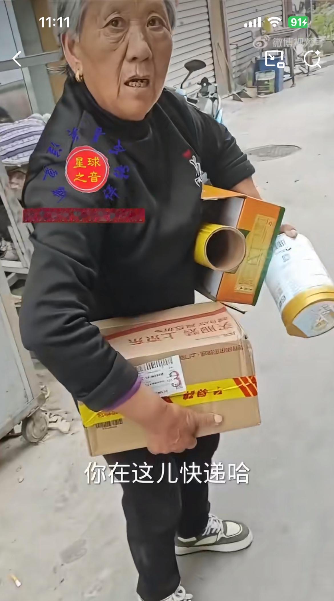 光天化日之下老太驿站偷快递，驿站老板已经站到旁边，提醒她，老太依然我行我素拿着快