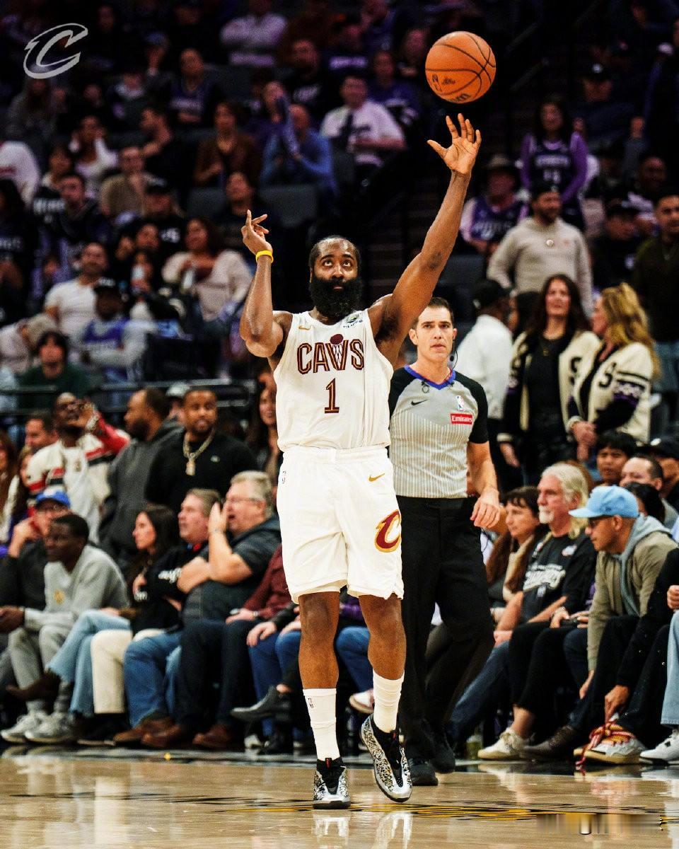 末节15分带队逆转取胜！哈登首秀你给打几分？今天，客场作战的骑士队以132-