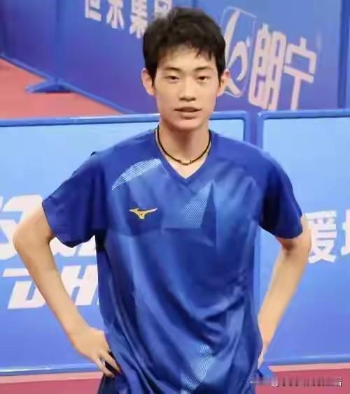 认识这个小伙子吗？他有机会参加新加坡总决赛的正赛。与他一起的有王楚钦，林诗栋，梁
