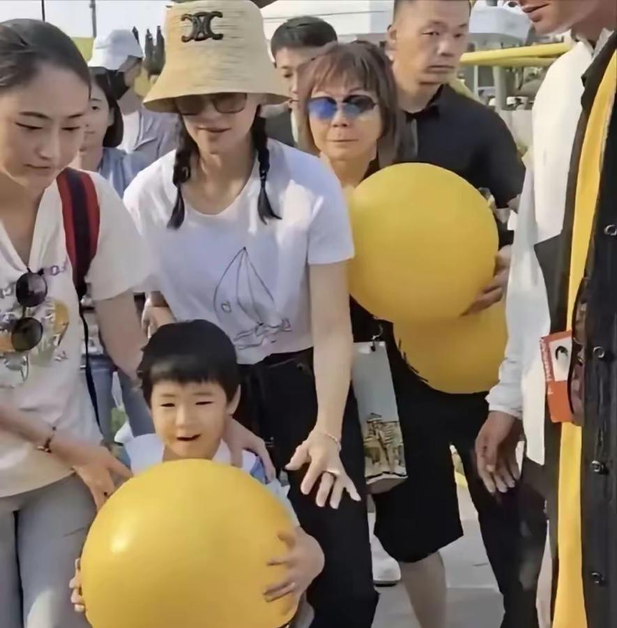 章子怡带儿子参加活动，她穿T恤牛仔裤简单大方，扎双麻花辫好减龄，大方露脸看着就像
