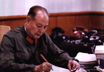 1980年，83岁的叶剑英元帅返回了老家广东梅县。在他祭祖扫墓时，发现母亲的坟茔